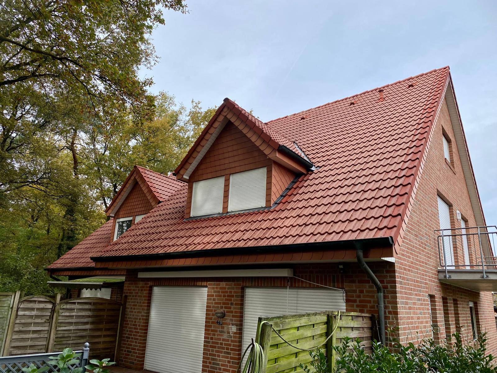 Nachher: Vollst&auml;ndig vom Moos befreites Dach nach unserem Service.