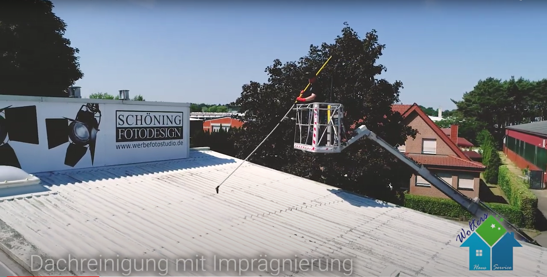 Moos-Service im Einsatz: Wir nutzen den Hubsteiger f&uuml;r maximale Schonung des Daches.